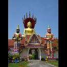 … ein weiteres mit einer monumentalen Buddhafigur